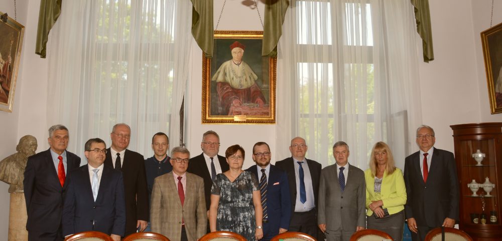 image020 Osoby uczestniczące w podpisaniu porozumienia Uniwersyteckiej Sieci Szpitali Szkolących