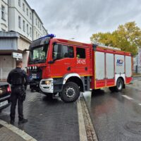 Wóz strażacki wjeżdżający na teren Szpitala