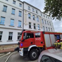Wóz strażacki i strażacy na terenie szpitala